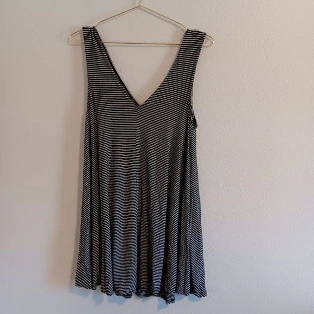 American Eagle Striped Women's M Medium Black Tunic VNeck Front and Back